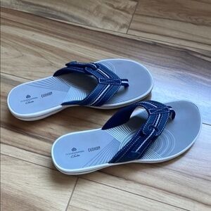 Clarks Women’s Cloudsteppers Navy and Gray Flip Flops Size 8M